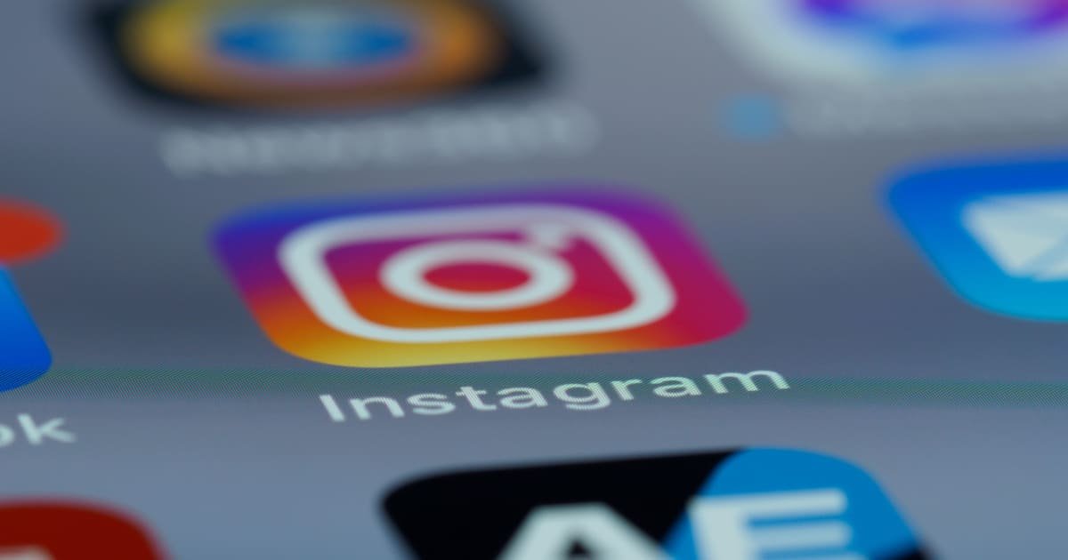 Ícone do Instagram em destaque na tela de um celular