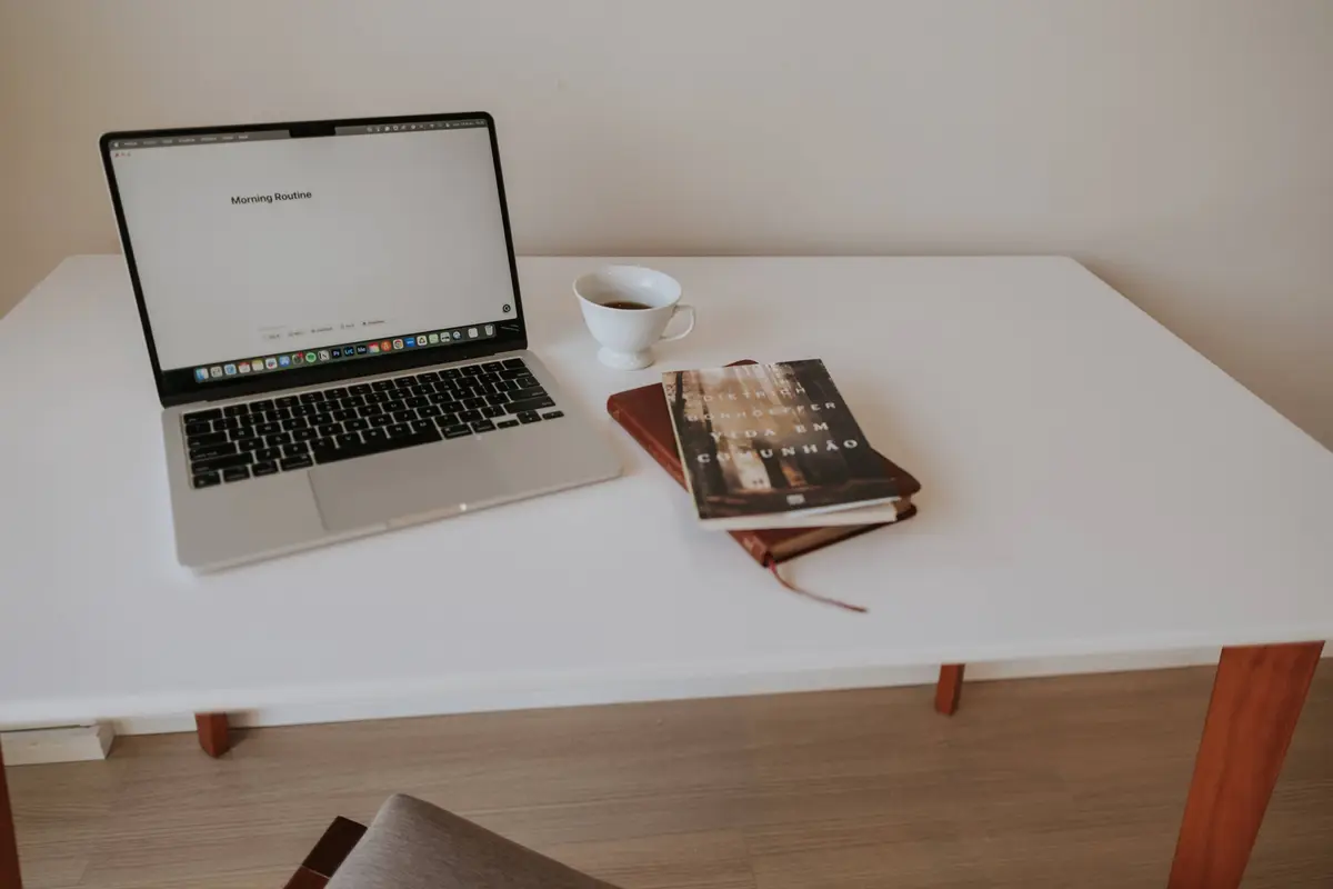 Notebook aberto sobre uma mesa branca