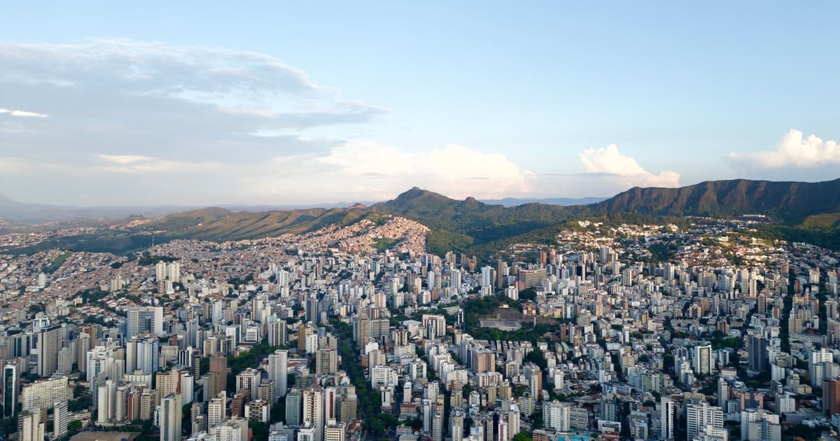 Vista aérea da cidade com montanhas ao fundo