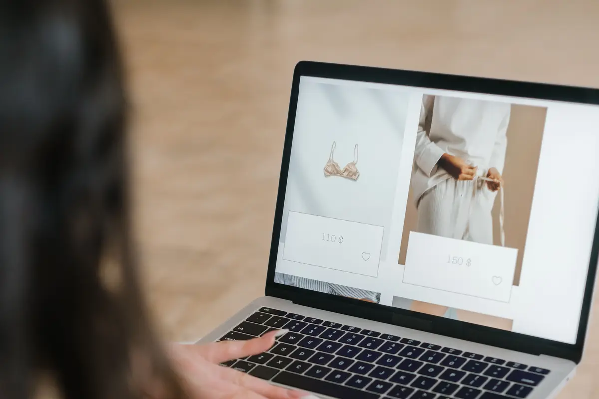 Mulher navegando numa loja online pelo notebook