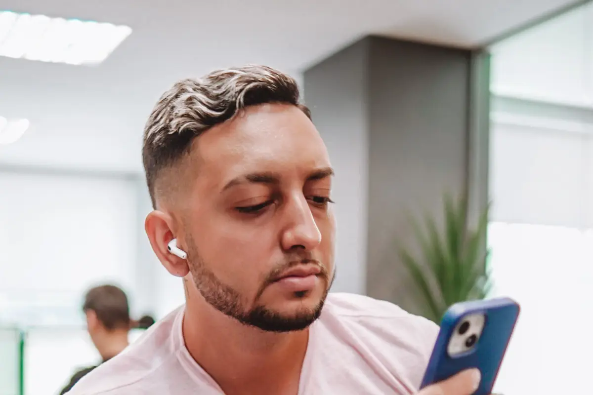 Homem no escritório olhando o celular