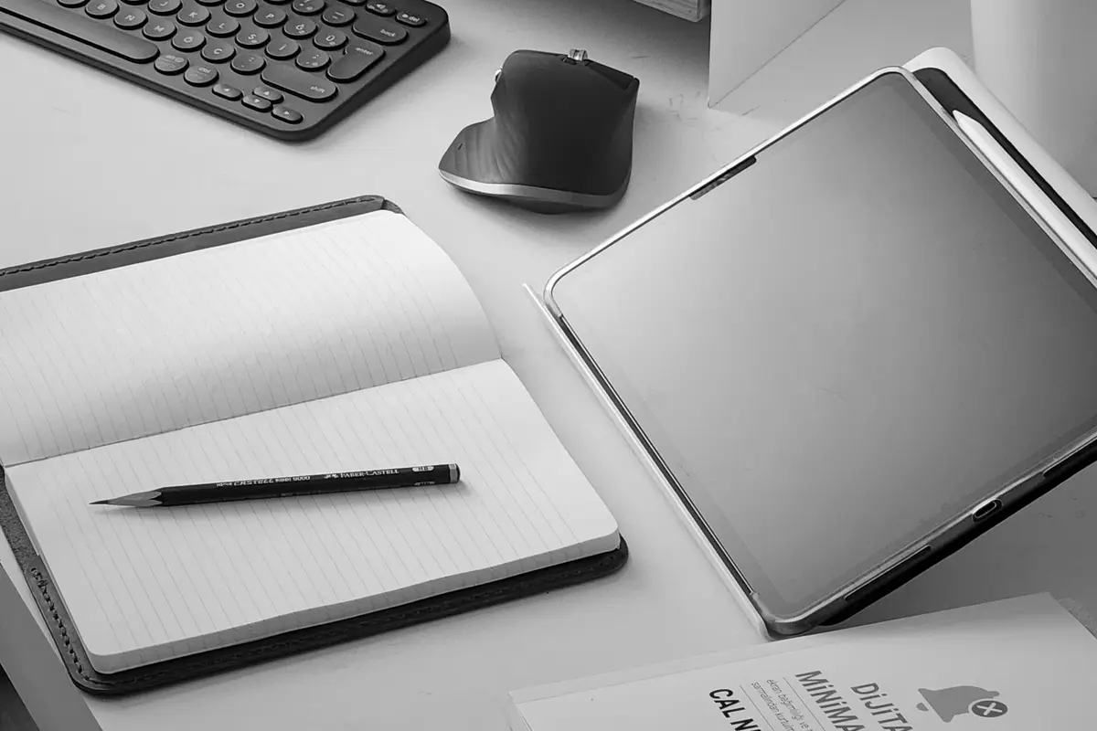 Notebook, teclado e mouse numa mesa